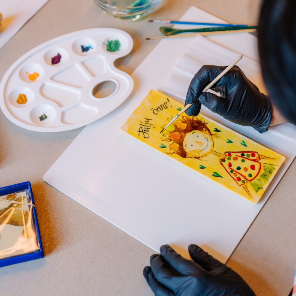 Pildil on kujutatud šokolaaditahvlile maalimist.