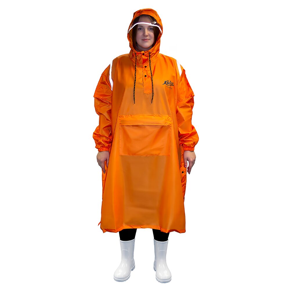 Pildil on inimese seljas oranž Kalevi logoga vihmakeep